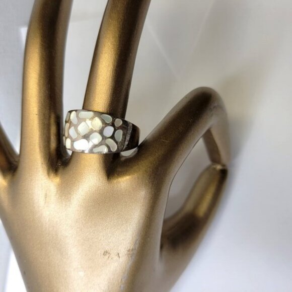 Vintage Silver and Mother of Pearl Ring Size 9 - Picture 2 of 15